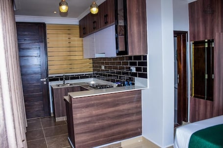 Deluxe Studio | Private kitchen | Fridge, microwave, electric kettle, cookware/dishes/utensils