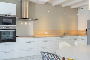 Frigorífico, microondas, horno y placa de cocina