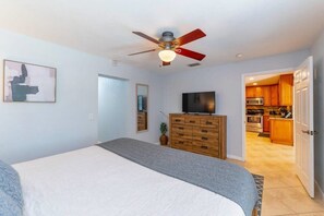 3 chambres, bureau, fer et planche à repasser, lit de bébé portatif