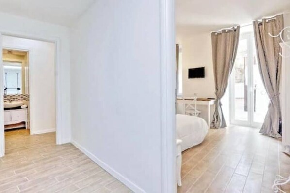 1 chambre, fer et planche à repasser, accès à Internet, literie fournie