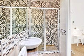 Dusche, Haartrockner, Bidet, Handtücher