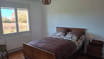 4 makuuhuonetta, silitysrauta/-lauta, vuodevaatteet