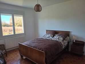 4 chambres, fer et planche à repasser, literie fournie