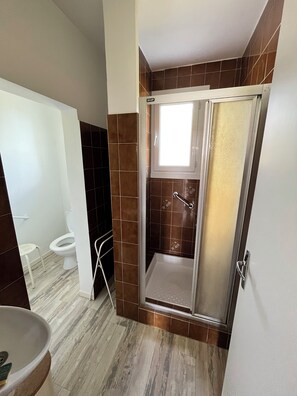 Regadera, secadora de cabello, toallas, jabón