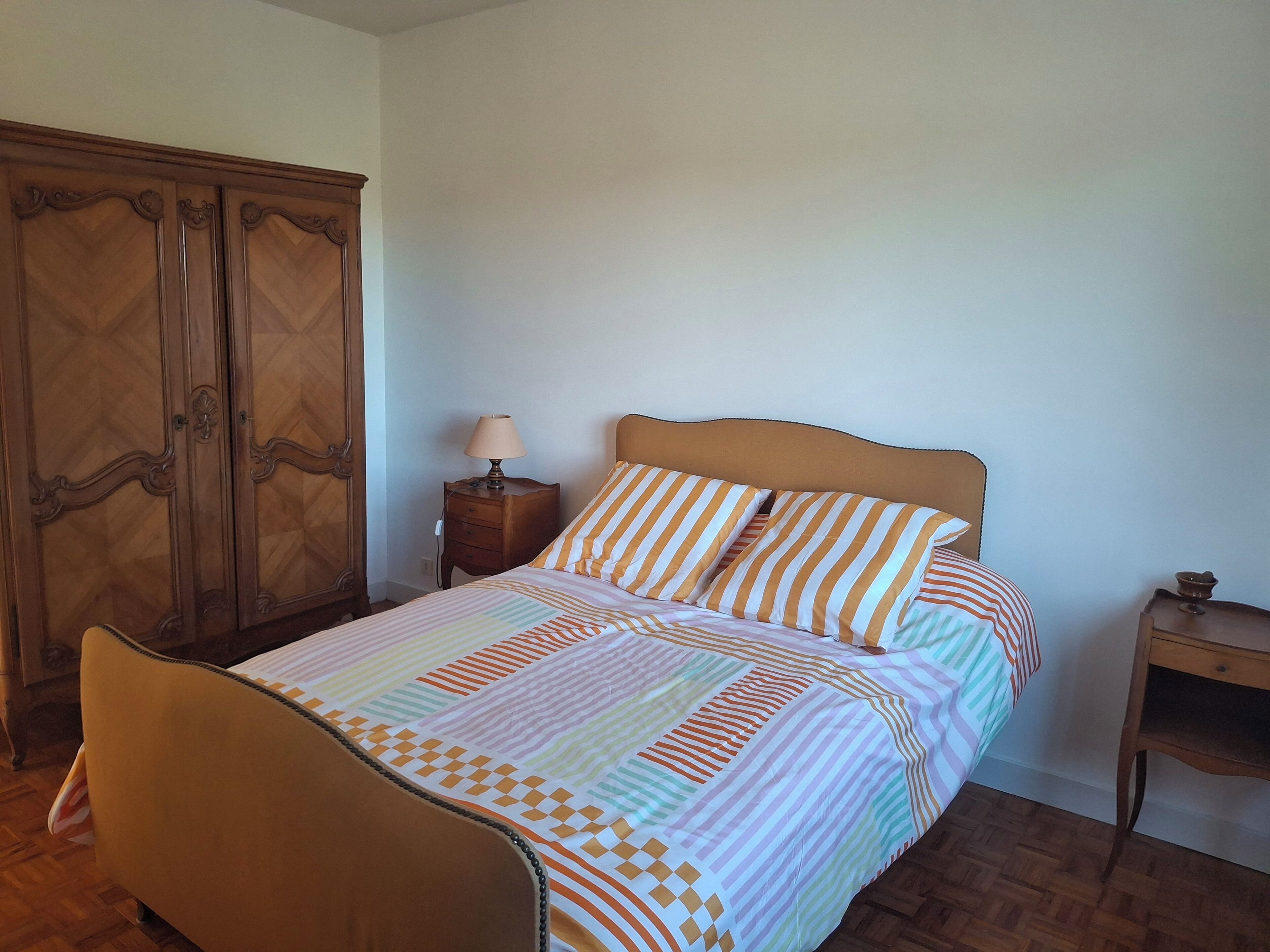 4 makuuhuonetta, silitysrauta/-lauta, vuodevaatteet