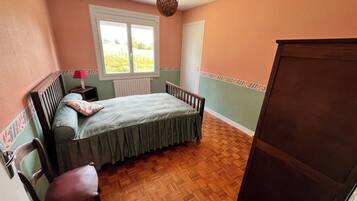 4 bedrooms, iron/ironing board, bed sheets