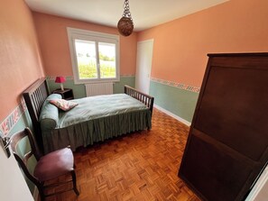 4 bedrooms, iron/ironing board, bed sheets