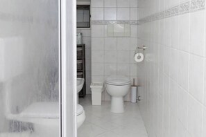 Douche, sèche-cheveux, bidet, serviettes fournies