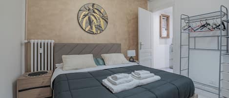 2 bedrooms, iron/ironing board, Internet, bed sheets