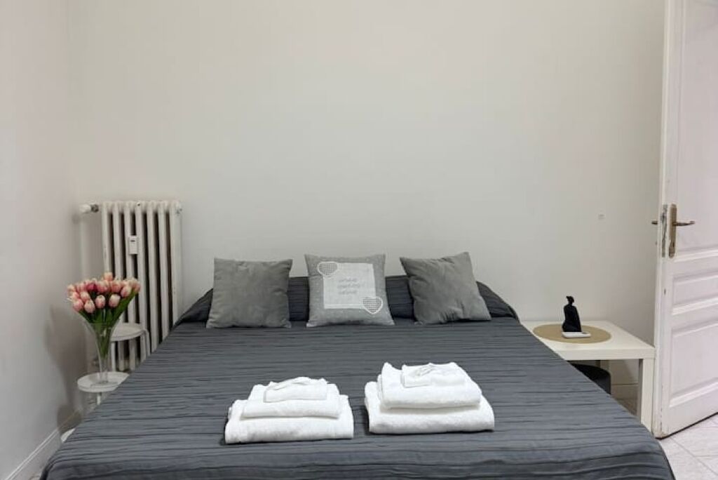 2 bedrooms, iron/ironing board, Internet, bed sheets