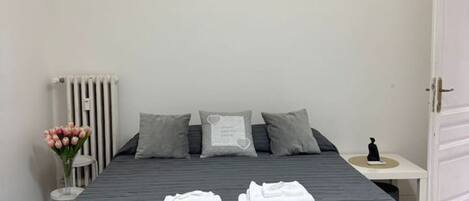 2 bedrooms, iron/ironing board, internet, bed sheets