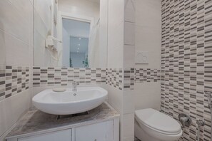 Dusche, Haartrockner, Bidet, Handtücher