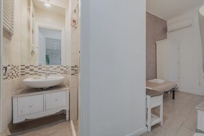 تجهيزات دش، مجففات شعر، مراحيض شطف، مناشف