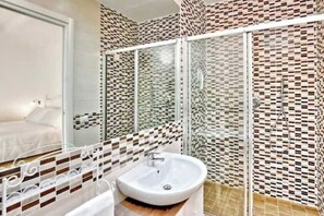 Douche, sèche-cheveux, serviettes fournies, savon