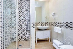 Douche, sèche-cheveux, serviettes fournies, savon