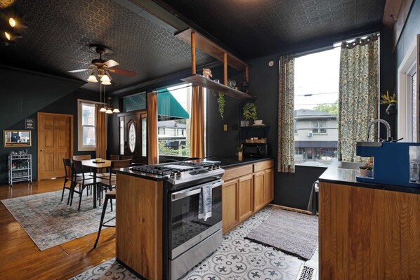 ثلاجة، ميكروويف، فرن، موقد طهي مسطح