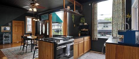 Refrigerador, microondas, horno y parrilla de estufa