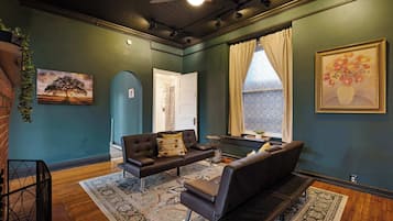 Een televisie en een kantoor