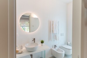 Apartment, 2 Bedrooms | Bathroom