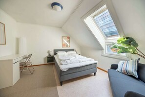 3 bedrooms, desk, iron/ironing board, WiFi - 3BR loft-apartment near Downtown & Ocean (Bergen)