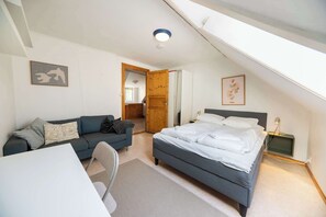 3 bedrooms, desk, iron/ironing board, WiFi