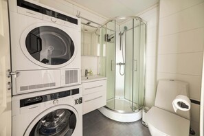 Douche, sèche-cheveux, serviettes fournies