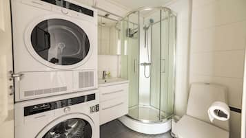 Een douche, een haardroger, handdoeken