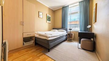 4 bedrooms, desk, iron/ironing board, WiFi