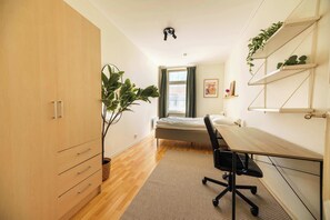 4 slaapkamers, een bureau, een strijkplank/strijkijzer, wifi
