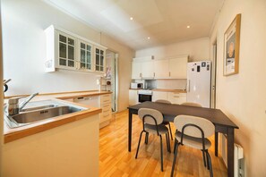 Fridge, oven, stovetop, dishwasher - Spacious 4BR near Downtown & Ocean (Bergen)