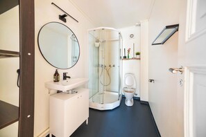 Een douche, een haardroger, handdoeken