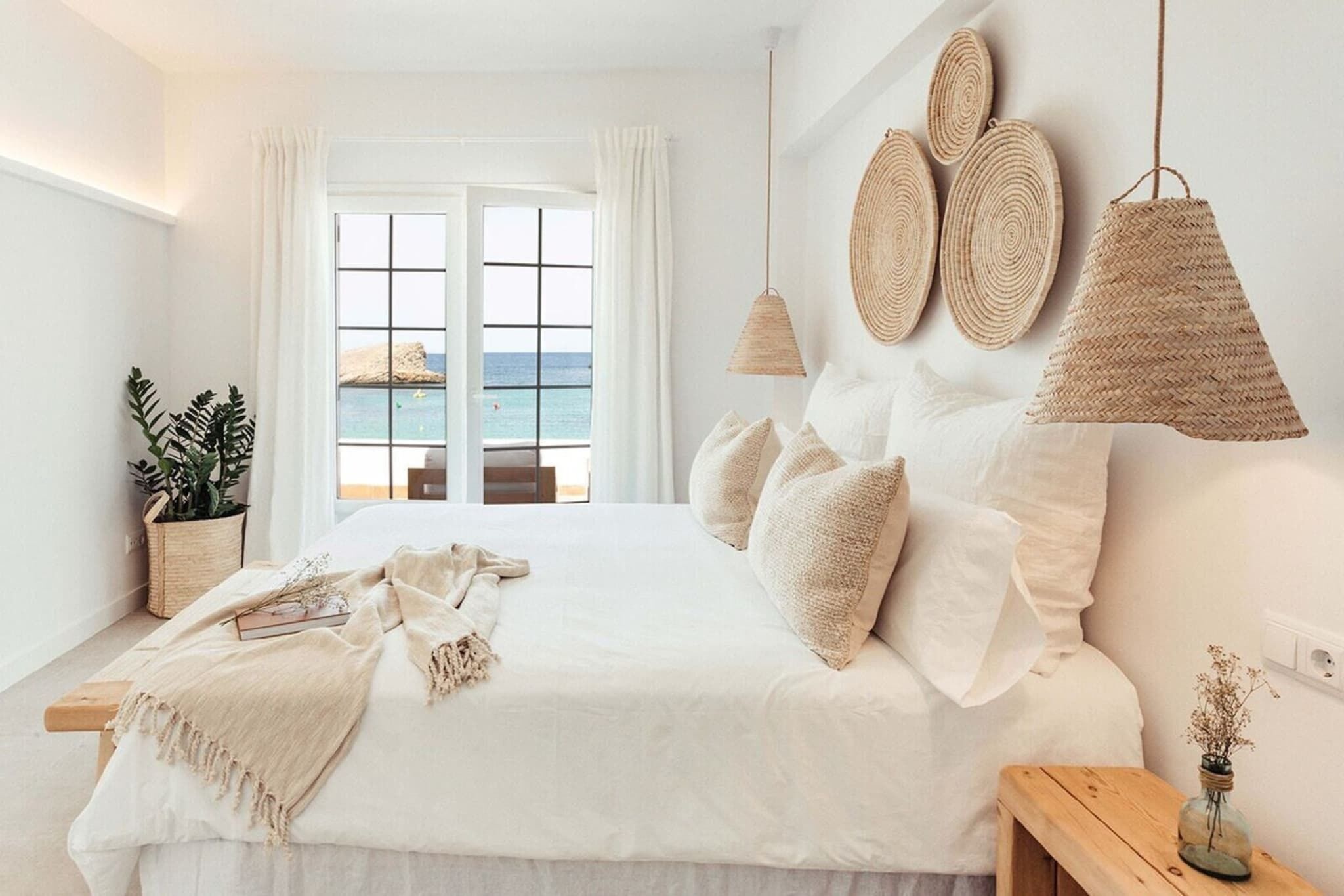 2 dormitoris, planxa i posts de planxar i roba de llit 