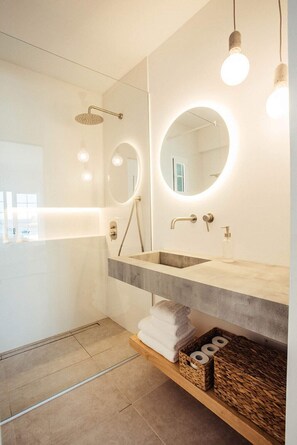 Een haardroger, handdoeken