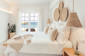 2 عدّة غرف نوم ومكواة/لوح كي وملاءات أسرّة