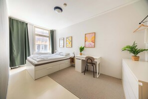 4 habitaciones, escritorio, tabla de planchar con plancha y wifi 