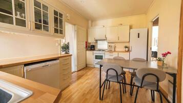 Een koelkast, een oven, een kookplaat, een vaatwasser