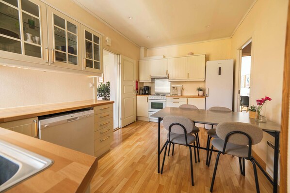 Réfrigérateur, un four, surface de cuisson, lave-vaisselle