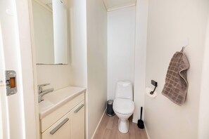 Douche, séchoir à cheveux, serviettes fournies