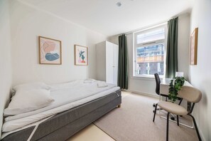 4 habitaciones, escritorio, tabla de planchar con plancha y wifi 