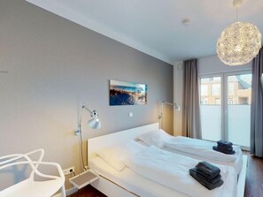 2 chambres, fer et planche à repasser, lit de bébé portatif