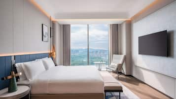 Suite ejecutiva, 1 cama King size, con acceso al salón lounge del club, vista a la ciudad | Ropa de cama hipoalergénica y caja de seguridad en la habitación