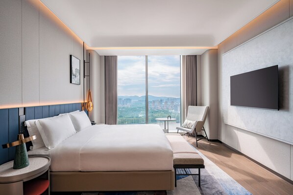 Executive Suite, 1 King Bed, Club lounge access, City View