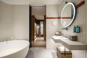 Executive Suite, 1 King Bed, Club lounge access, City View | Bathroom
