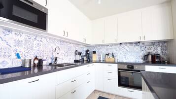 Kylskåp, mikrovågsugn, ugn och spishäll