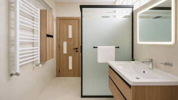 Apartamento | Baño | Artículos de higiene personal gratuitos, secador de pelo y toallas