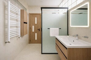 Apartamento | Banheiro | Produtos de toalete grátis, secador de cabelo, toalhas de banho 