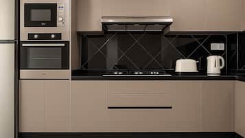 Apartamento | Cocina privada | Frigorífico, microondas, horno y placa de cocina
