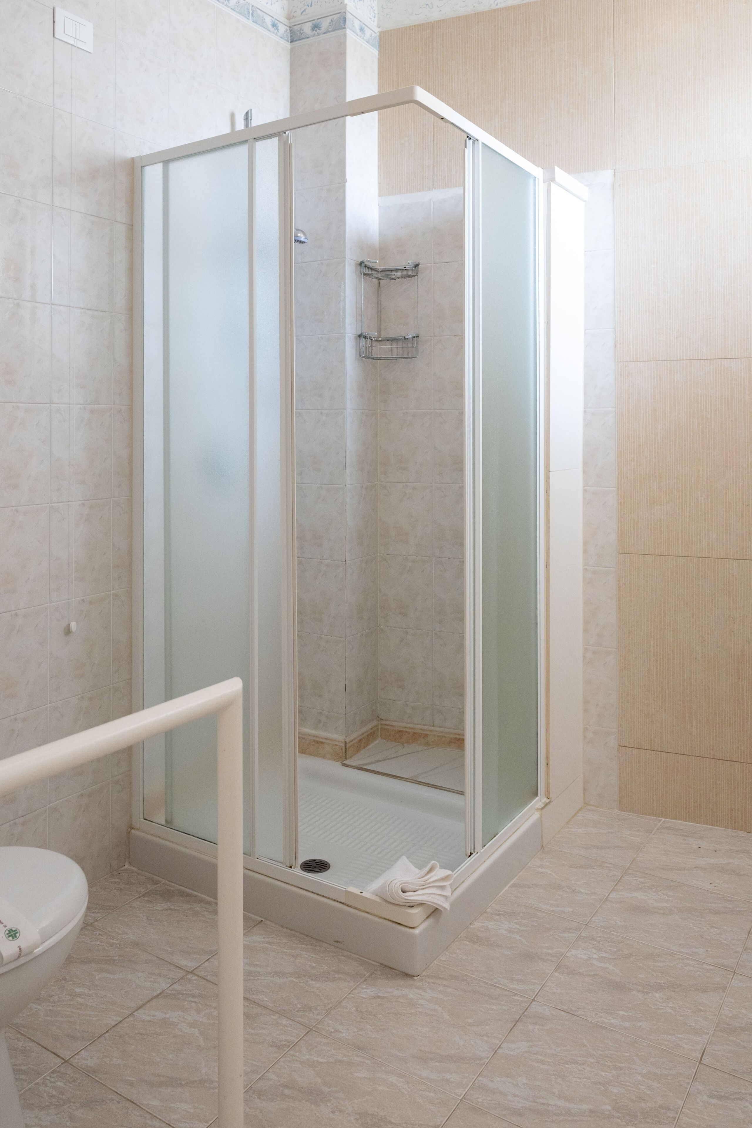 Ein Badezimmer mit Duschkabine, Toilette und Waschbecken.