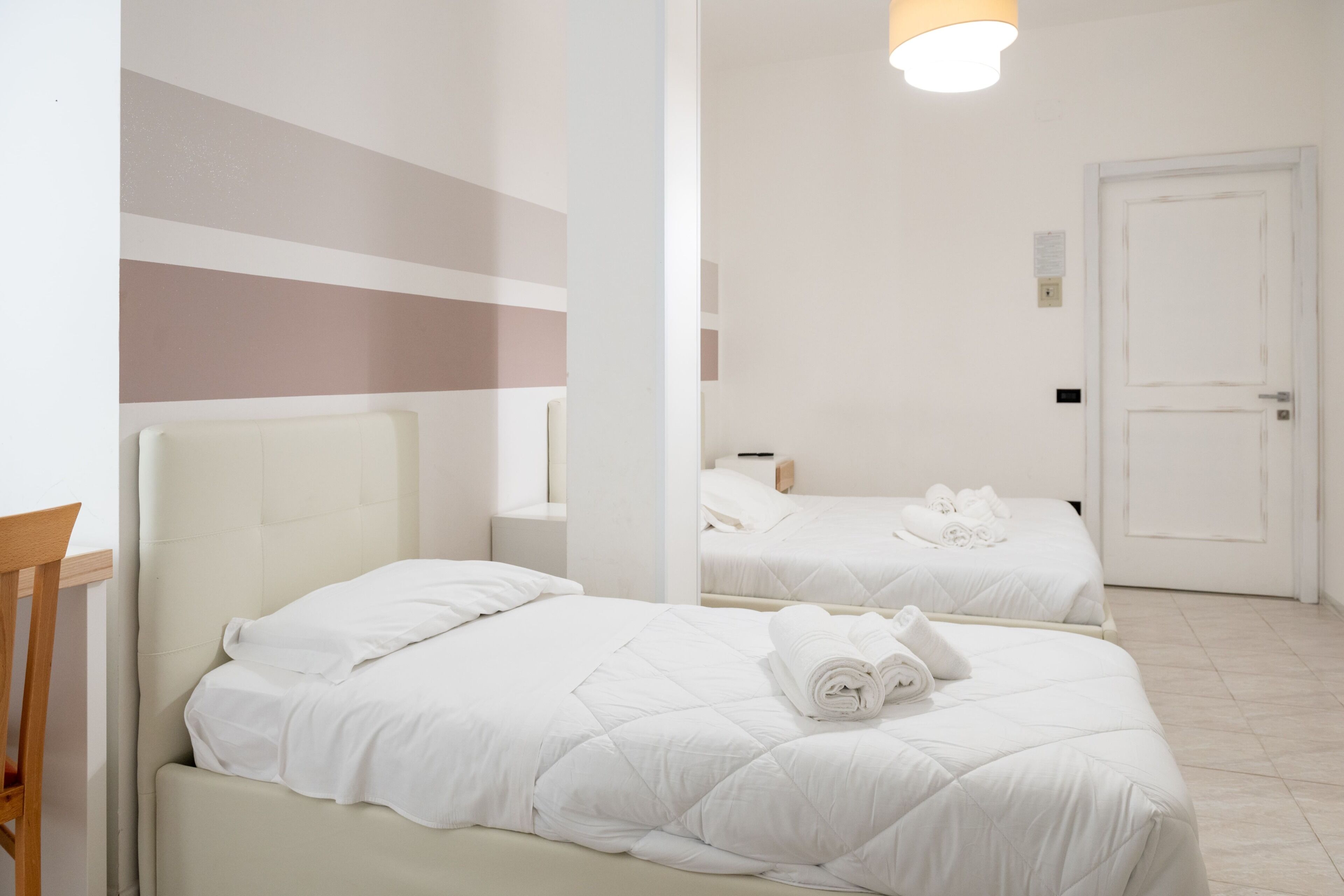 Driepersoonskamer | Een minibar, een kluis op de kamer, een bureau, babybedden (toeslag)