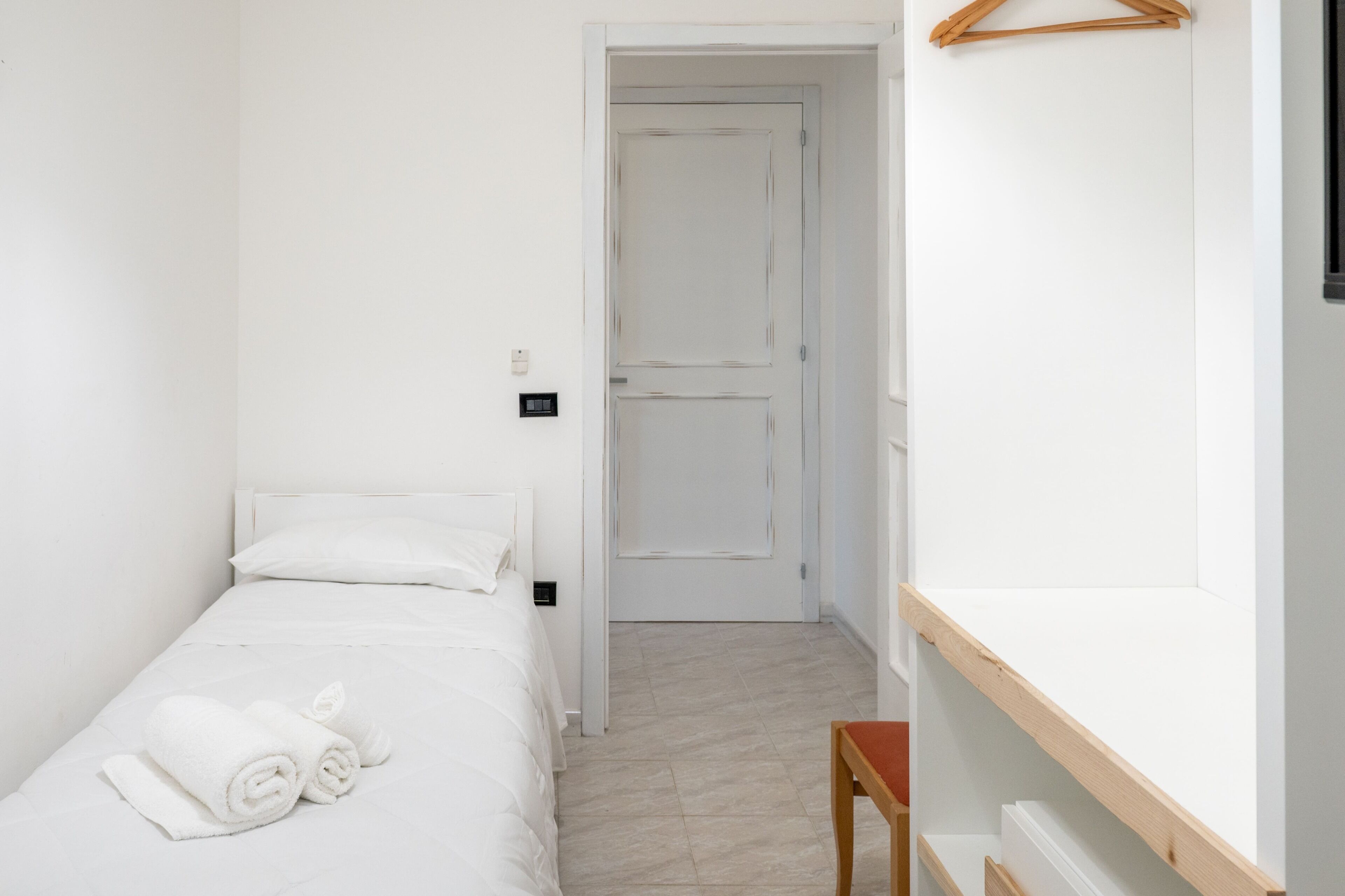 Vierbettzimmer | Minibar, Zimmersafe, Schreibtisch, Babybetten